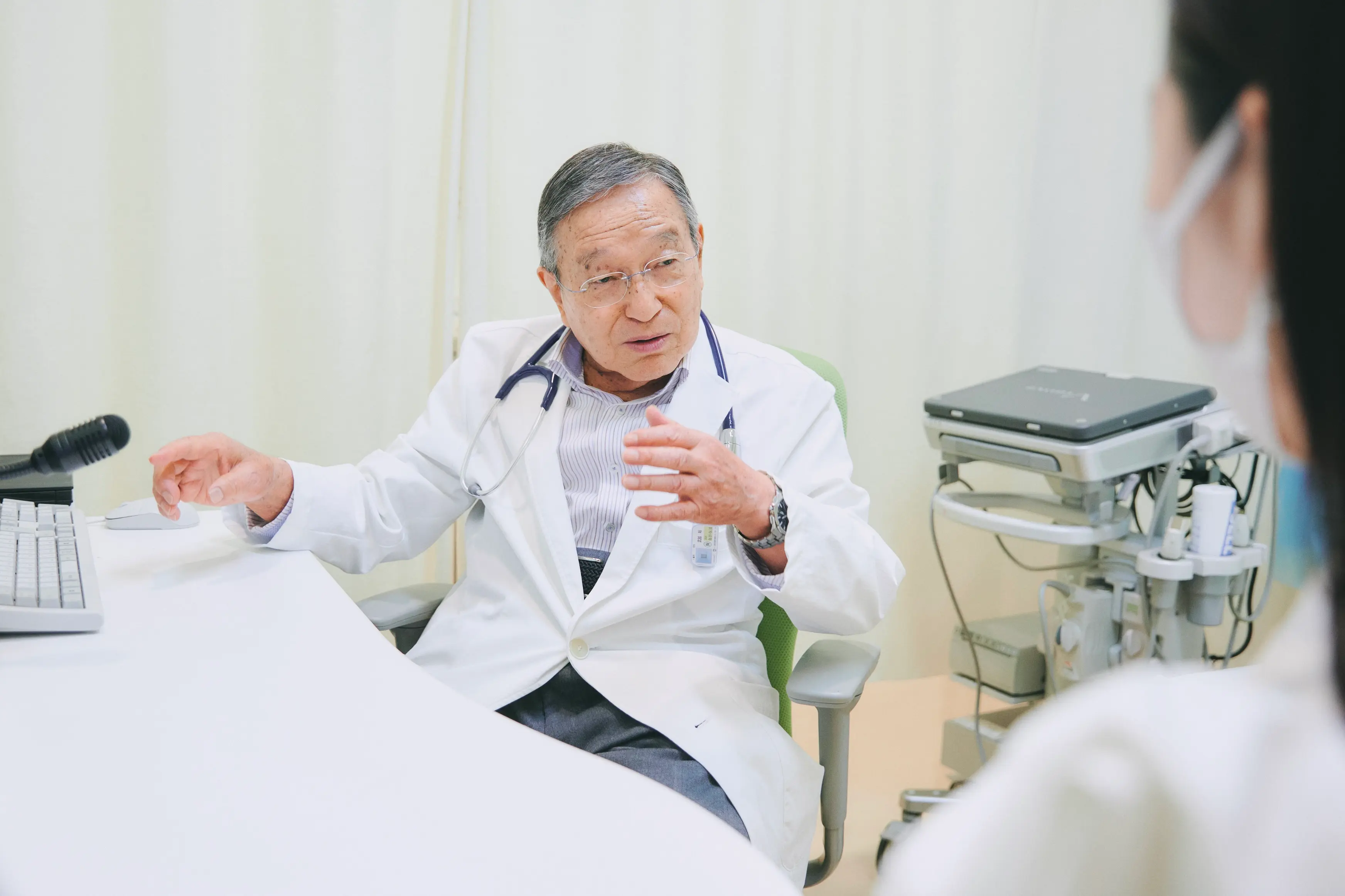 医師が患者に説明している様子