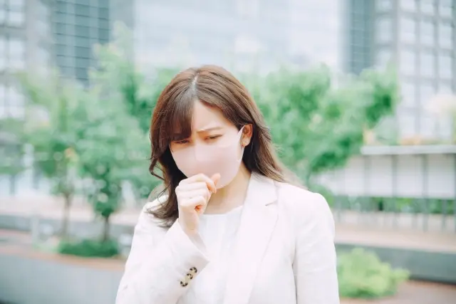 咳き込む女性